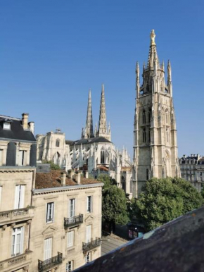 Lumineux appartement sous les toits à Pey Berland
